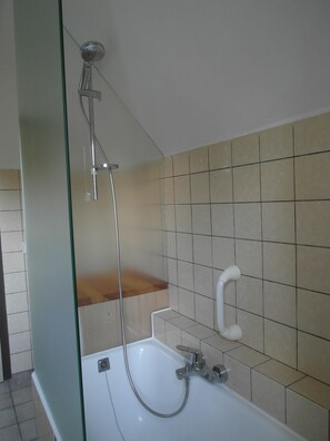 Dusche, Haartrockner, Seife, Toilettenpapier