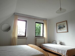 4 室のベッドルーム、アイロン / アイロン台、旅行用ベビーベッド、WiFi (無料)