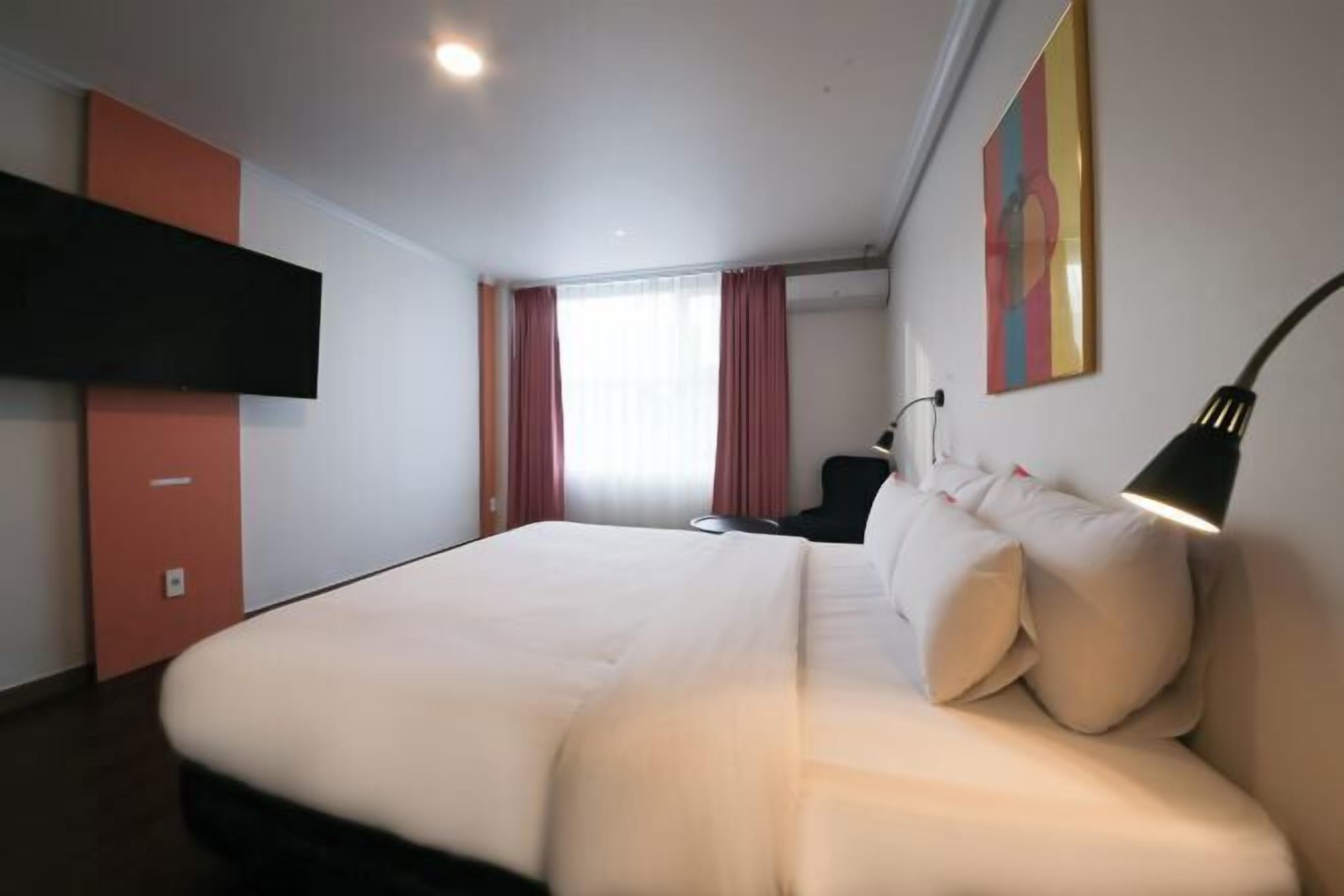 Egyptian cotton sheets, premium bedding, pillowtop beds, desk