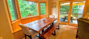 O42 Renovated with high class upgrades! Ski access, boot warmer, ski rack, yard, AC, dog friendly!