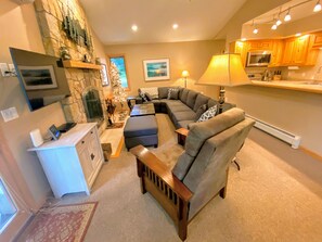 Fernseher, Kamin, Stereoanlage