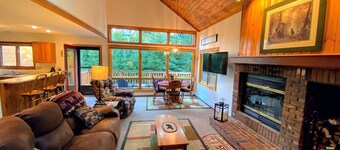 W15 Bretton Woods Townhome less than 1 mile from ski slopes, WiFi, fireplace, privacy, Dog Friendly!