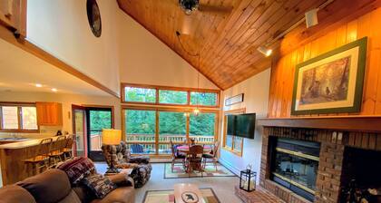 W15 Bretton Woods Townhome less than 1 mile from ski slopes, WiFi, fireplace, privacy, Dog Friendly!