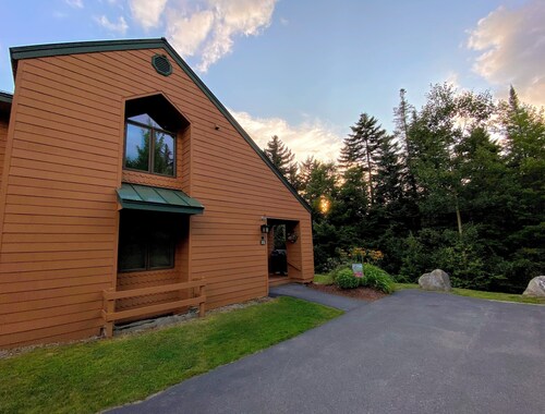 W15 Bretton Woods Townhome less than 1 mile from ski slopes, WiFi, fireplace, privacy, Dog Friendly!