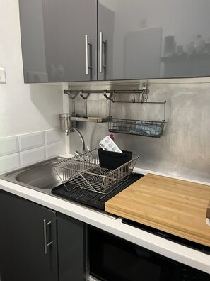 Fridge, microwave, oven, stovetop - Studio for rent in Portissol (Sanary-sur-Mer)