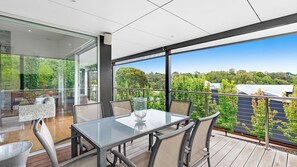 Outdoor dining - Bilson's Landing East - A glamorous and stylish Daylesford getaway (DAYLESFORD)