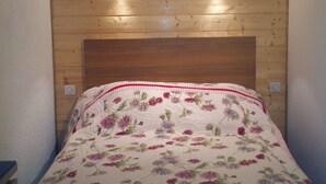 2 soverom, strykejern/-brett og reiseseng for barn