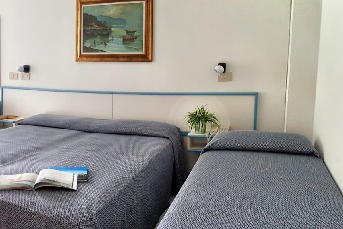 ميني بار وخزنة داخل الغرفة ومكتب وواي فاي مجانًا