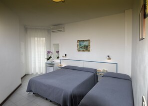 Chambre triple Standard, vue sur la mer | Minibar, coffre-fort, bureau, accès au Wi-Fi (inclus)