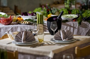 Déjeuner, dîner et souper servis sur place