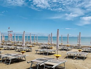 Plage privée, chaise longue, parasol