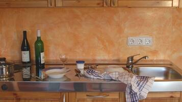 Kühlschrank, Herdplatte, Wasserkocher mit Kaffee-/Teezubehör