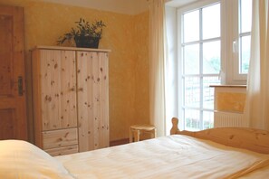 1 bedroom, iron/ironing board, WiFi, bed sheets - House Froschkönig directly on the Weser (Hann. Münden)