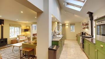 House | Private kitchen | Fridge, microwave, oven, stovetop