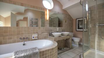 Rumah | Kamar mandi | Bathtub dan shower terpisah, bathtub besar, pengering rambut, dan handuk