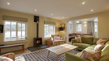 House | Living room | TV, fireplace