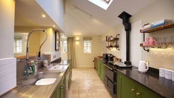 House | Private kitchen | Fridge, microwave, oven, stovetop