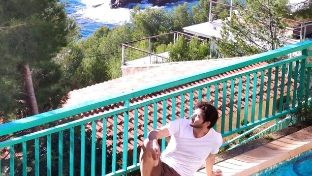 A person sitting by a pool with a view of the sea and rocky cliffs. - Provenc  beach house, breathtaking sea views pool , 5mn walk to beach  (Ensues la redonne)