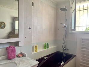 Duschwanne, Haartrockner, Bidet, Handtücher