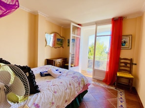 4 habitaciones, tabla de planchar con plancha, cuna de viaje y wifi 
