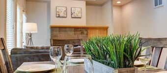 Broken Top Townhome, Walk to Lodge, Balcony, Garage, AC, Quick to Mt Bachelor, Old Mill