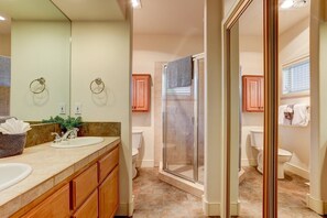 Hair dryer, towels, shampoo - Broken Top Townhome, Walk to Lodge, Balcony, Garage, AC, Quick to Mt Bachelor, Old Mill (Bend)