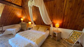 Une pièce chaleureuse en bois, avec un lit, deux tables de chevet, une chaise et un lit à baldaquin.