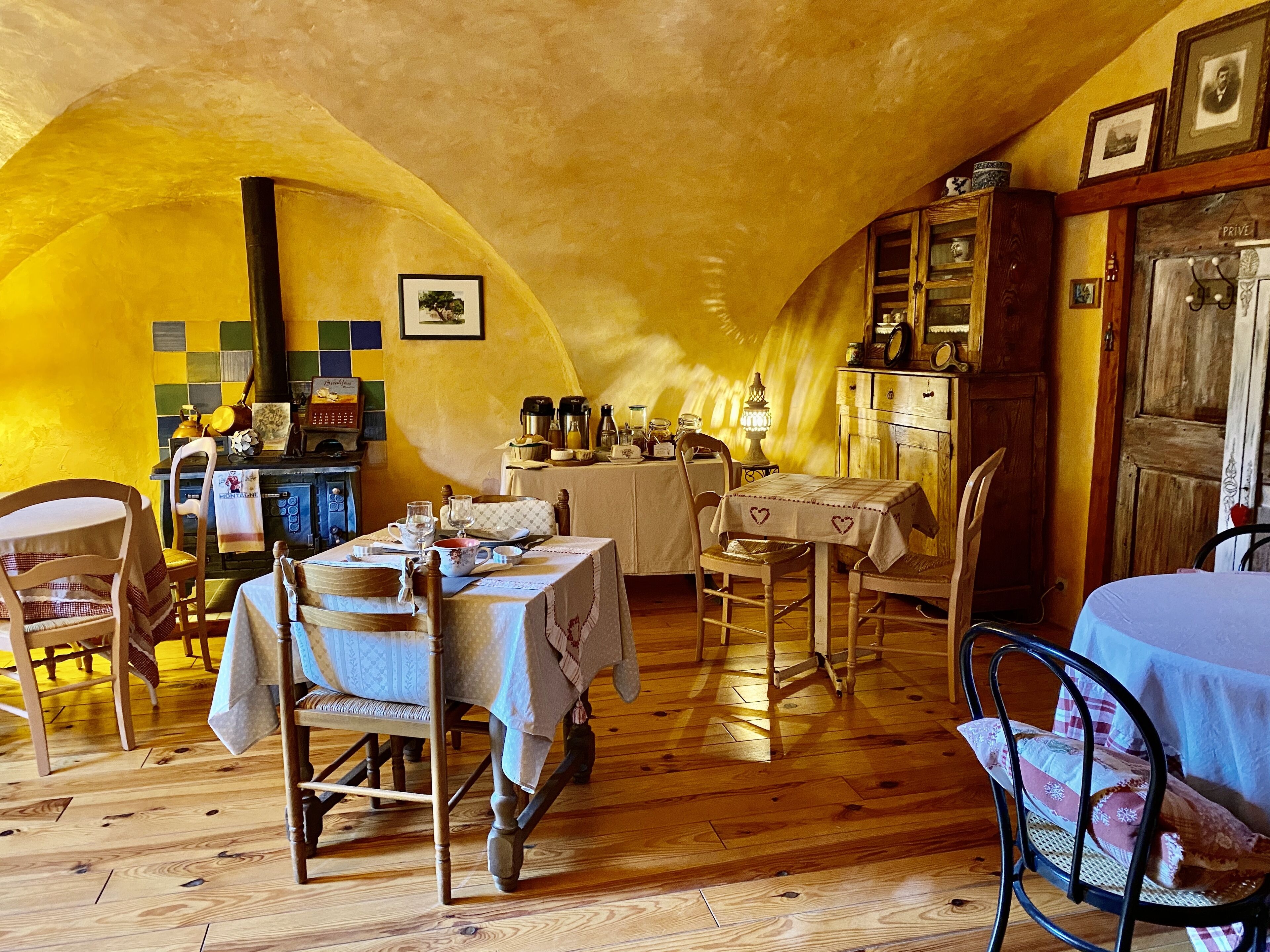 Café da manhã com buffet grátis todos os dias