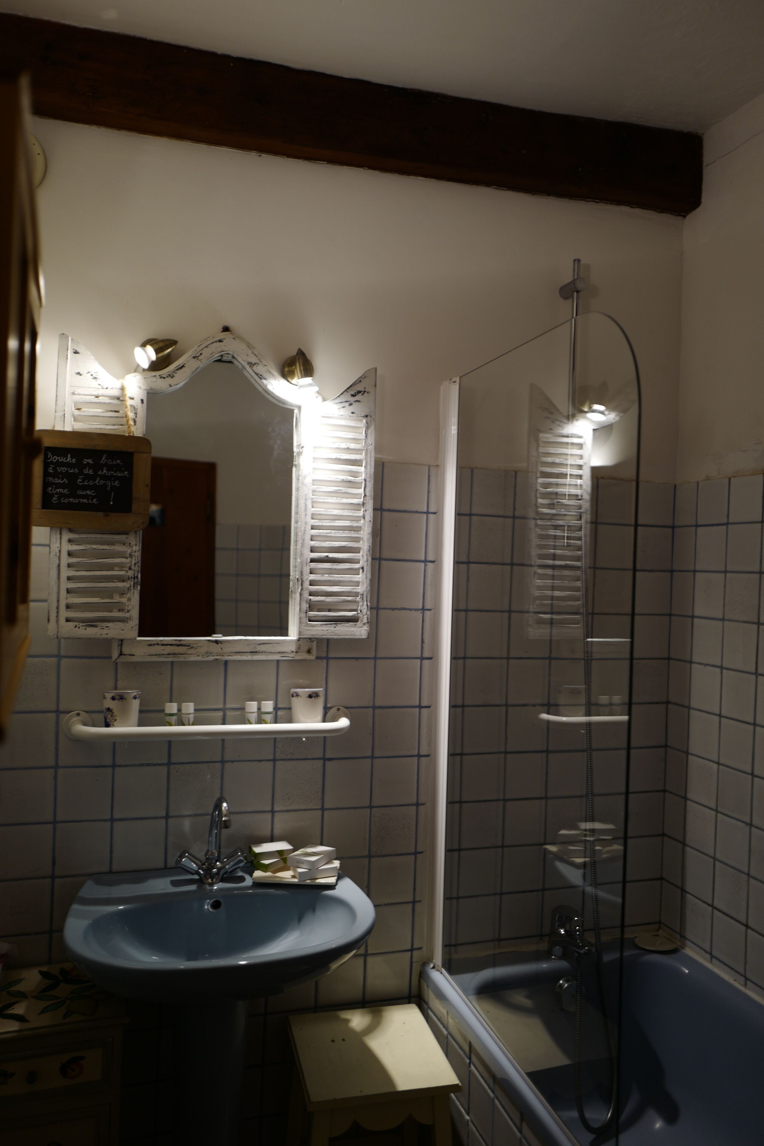 Un bagno con lavandino, specchio e doccia.