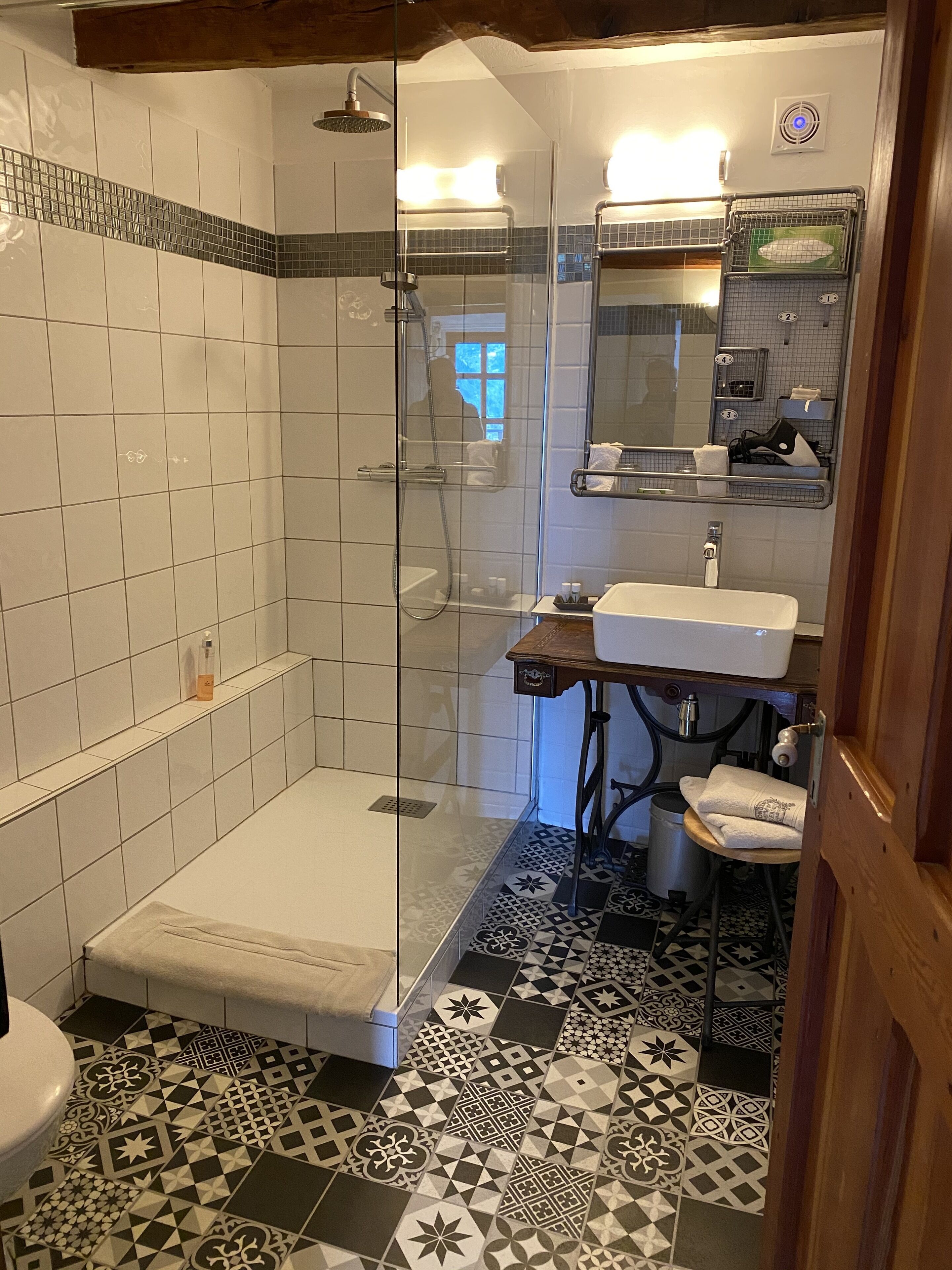 Ein Badezimmer mit Dusche, Toilette und Waschbecken.