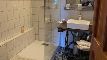 Un baño con ducha, inodoro y lavabo.