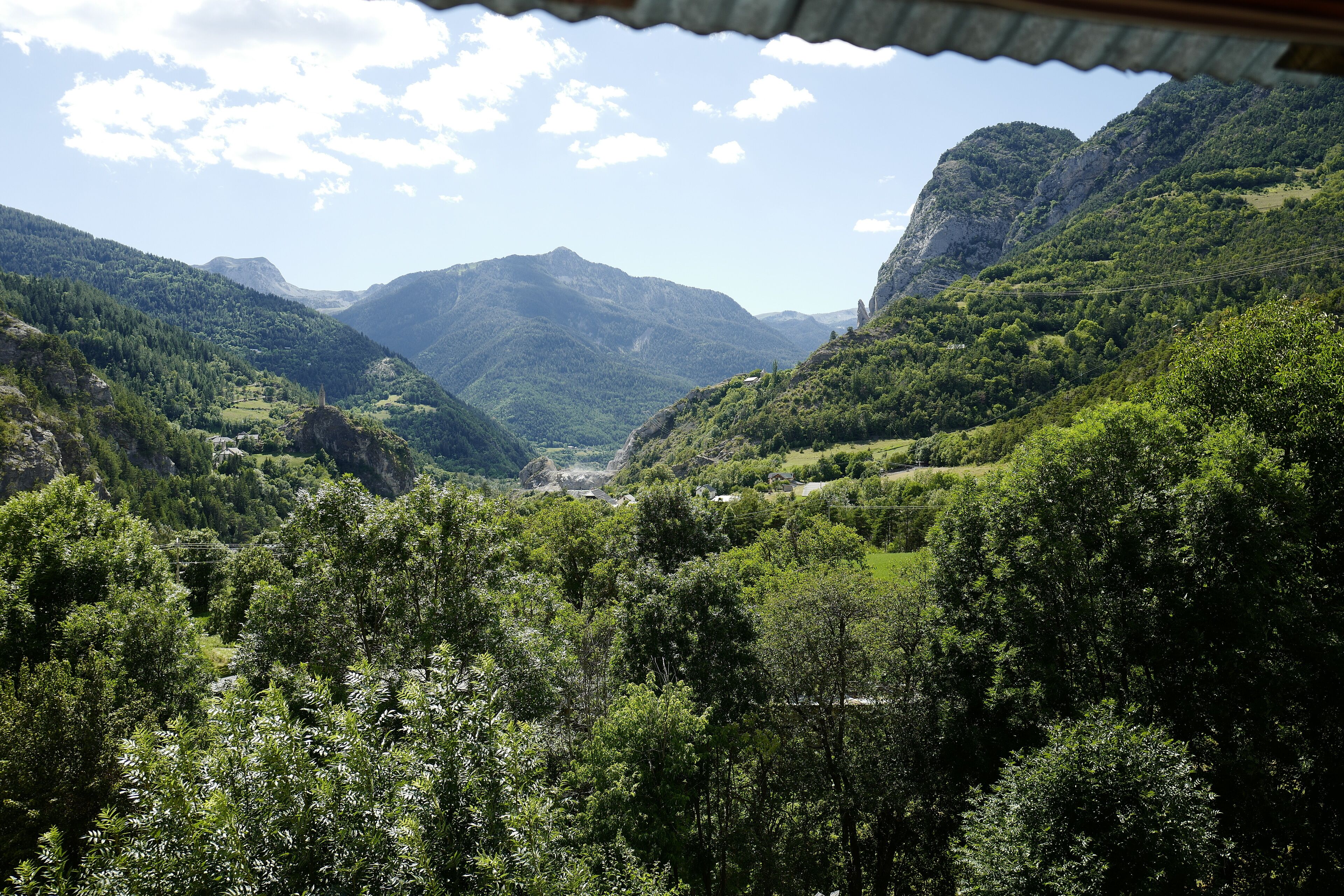 Un paisaje montañoso con abundante vegetación y un valle.