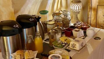 Free daily buffet breakfast