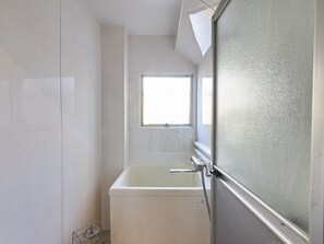 Appartement, non-fumeurs (3F) | Salle de bain | Sèche-cheveux, chaussons, toilettes avec bidet électronique