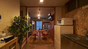 Apartment, Non Smoking (3F) | Desk, free WiFi