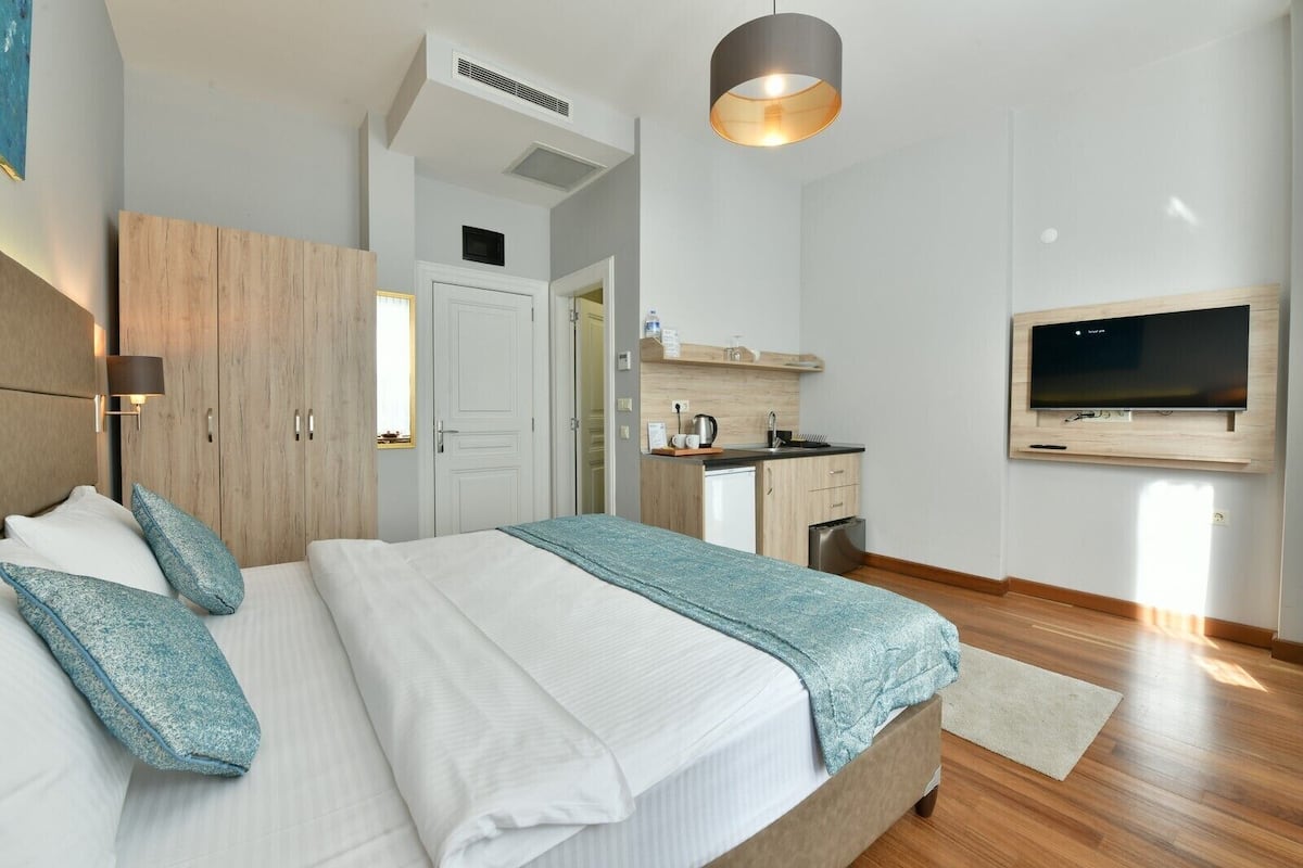 Premium bedding, minibar, blackout curtains, soundproofing