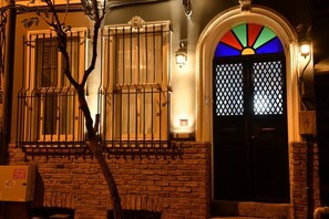 Vista frontal de la propiedad