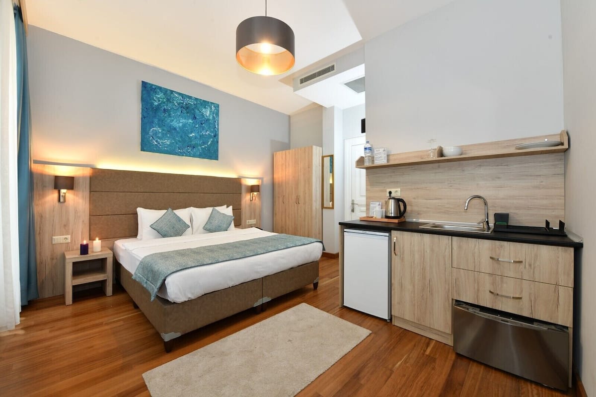 Premium bedding, minibar, blackout curtains, soundproofing
