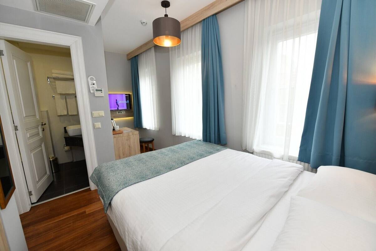 Chambre économique double | Literie de qualité, minibar, rideaux d’obscurcissement