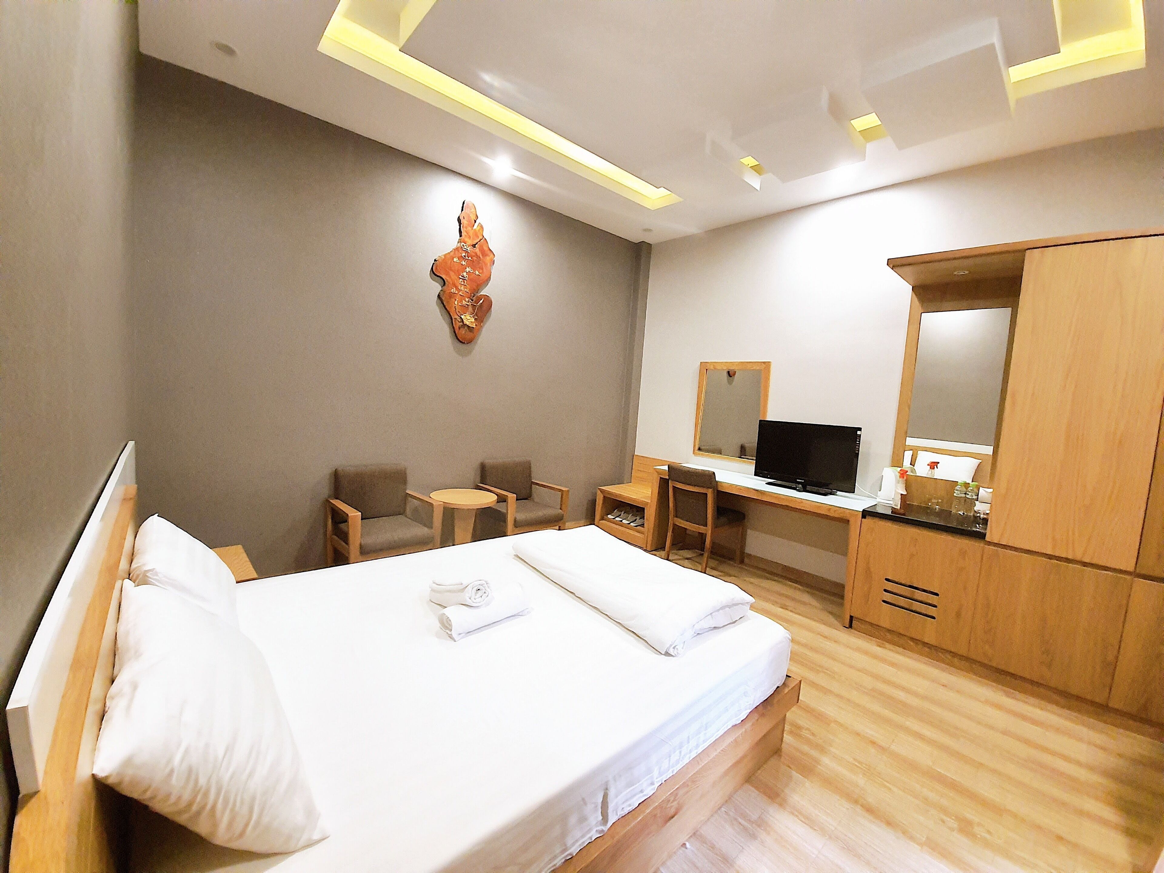 Minibar, in-room safe, desk, free WiFi