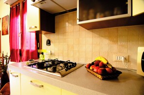 Frigorifero, forno, piano cottura, macchina per tè/caffè