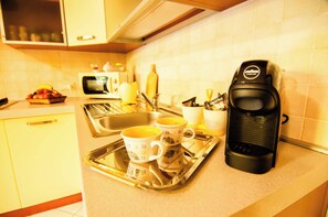 Frigorifero, forno, piano cottura, macchina per tè/caffè