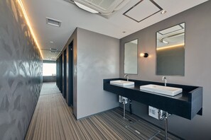 Habitación básica doble, no fumadores (JYUBAKO) | Baño | Ducha y toallas