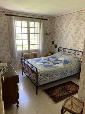 6 habitaciones, tabla de planchar con plancha y wifi gratis 