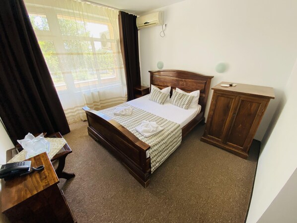 Free cots/infant beds, rollaway beds, free WiFi, bed sheets