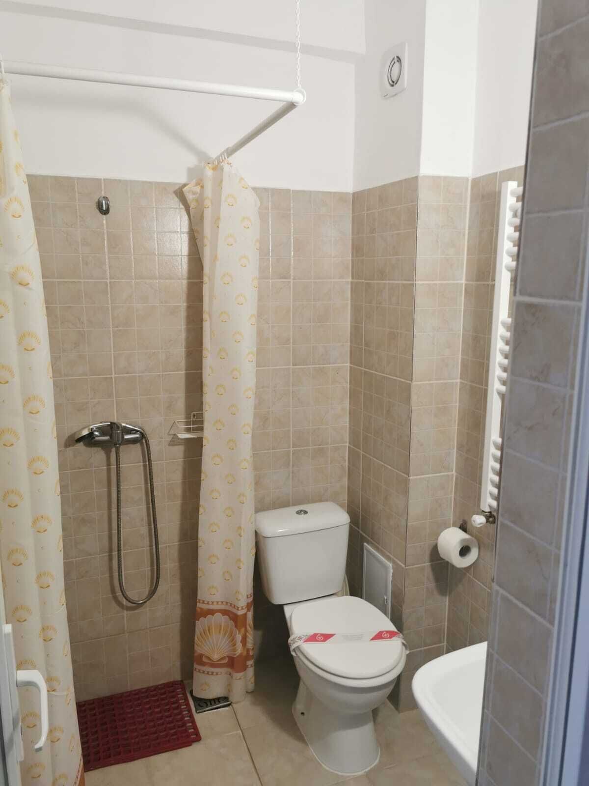 Un baño pequeño con ducha, inodoro y bañera.