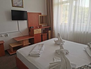 Chambre Confort, vue sur le jardin | Lit de bébé (gratuit), lit d’appoint (supplément)