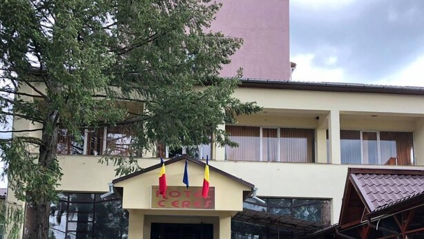 A hotel entrance with a sign reading "HOTEL CERES" and a staircase leading up to the entrance. - Hotel Ceres (Bala)