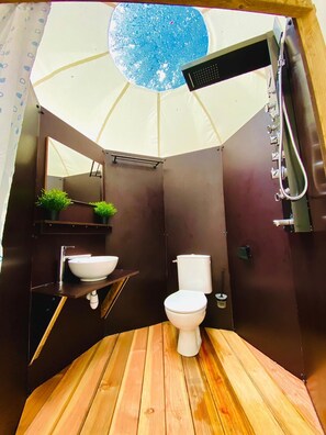Deluxe Suite, 1 Bedroom, Hot Tub, Garden View | Bathroom | Shower, towels - Etape en forêt (Noues de Sienne)