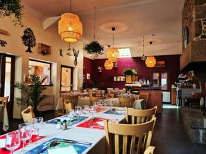 Breakfast, lunch and dinner served  - Etape en forêt (Noues de Sienne)